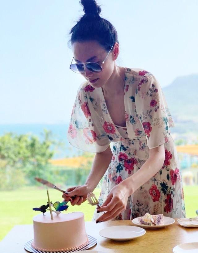 梁洛施与朋友低调庆生虽扎丸子头穿印花裙但一看就是有钱太太(图5)