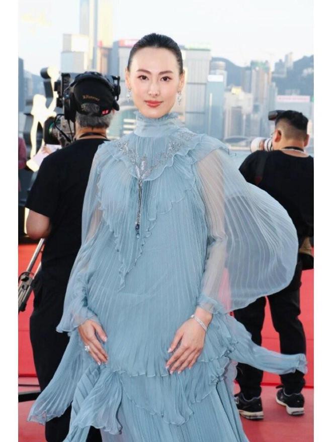 梁洛施与朋友低调庆生虽扎丸子头穿印花裙但一看就是有钱太太(图8)