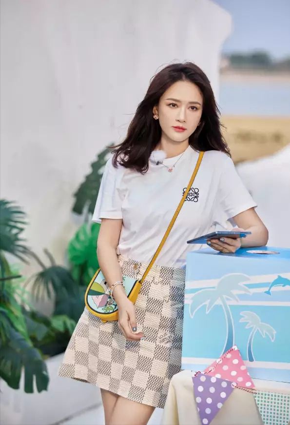 45岁陈乔恩比小9岁老公还显嫩穿短裙像小女生艾伦真会疼老婆(图4)