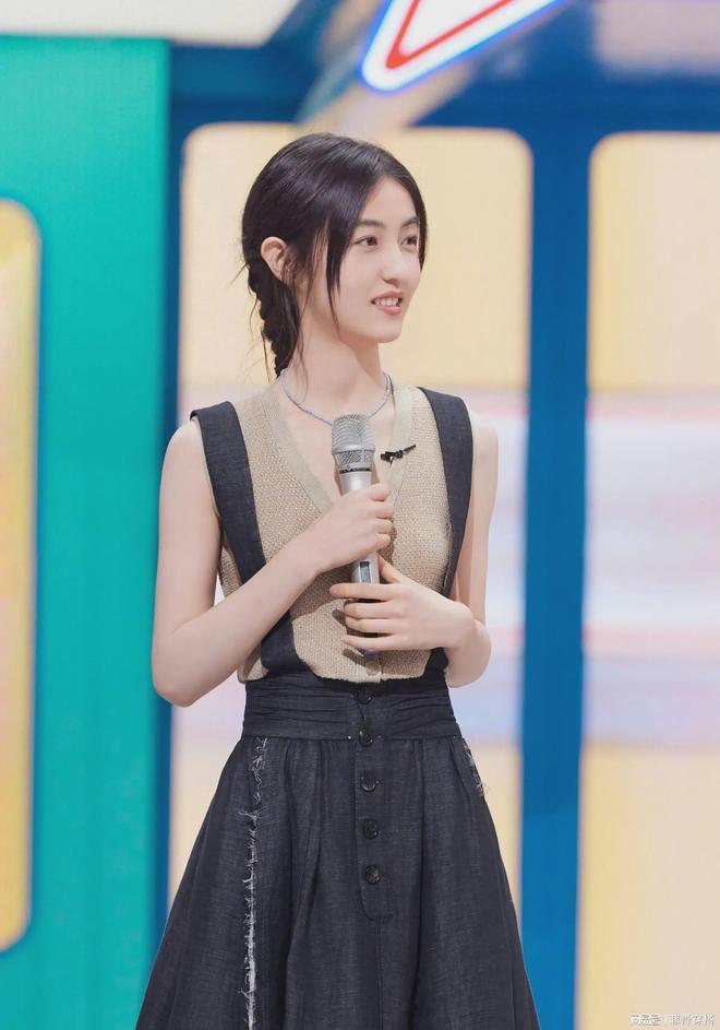 2024年流行“针织配半身裙”学张子枫搭配侧边麻花造型美翻天！