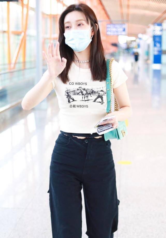 黑白风格的印花T恤(图2)