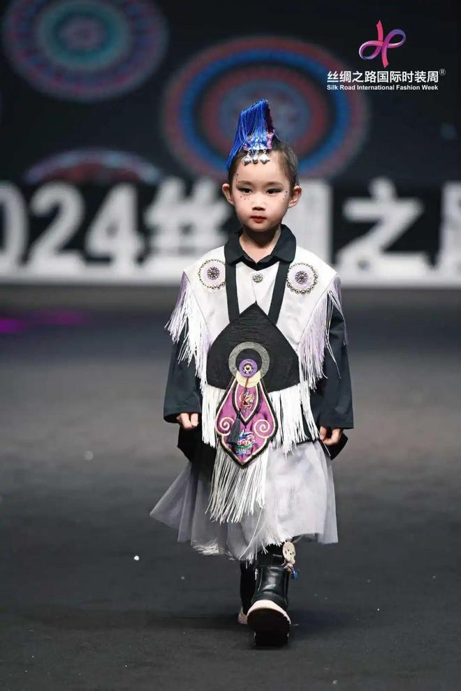 2024丝绸之路国际时装周：时装大秀精彩纷呈、多国设计师齐聚成都(图17)