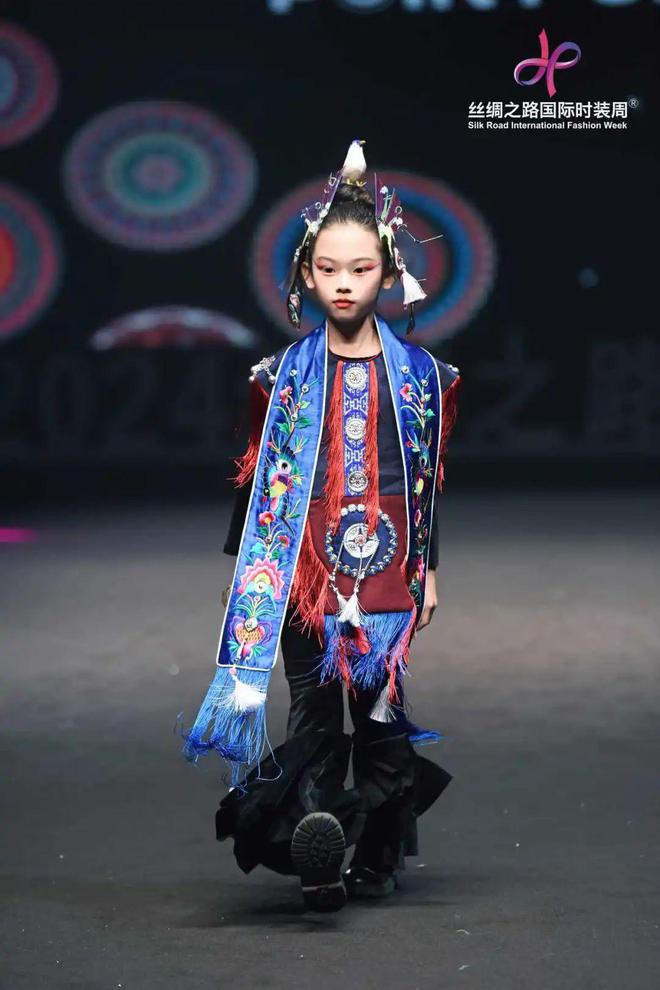 2024丝绸之路国际时装周：时装大秀精彩纷呈、多国设计师齐聚成都(图18)