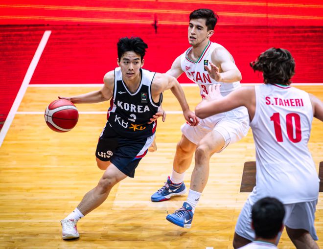 U18亚洲杯：卫冕冠军韩国23分大胜伊朗晋级 4支八强球队出炉(图2)