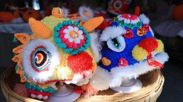 鹤庆非遗线编：一针一线钩织出“花花世界”(图5)