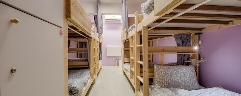 学校宿舍床板盖有殡仪馆的章？绥化市殡仪馆：假章已报警