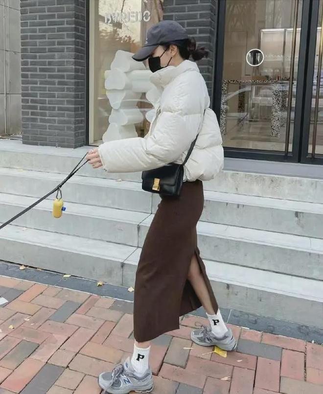 这才是2024年的“炸街”搭配“羽绒服+渣女裙”保暖又洋气(图2)