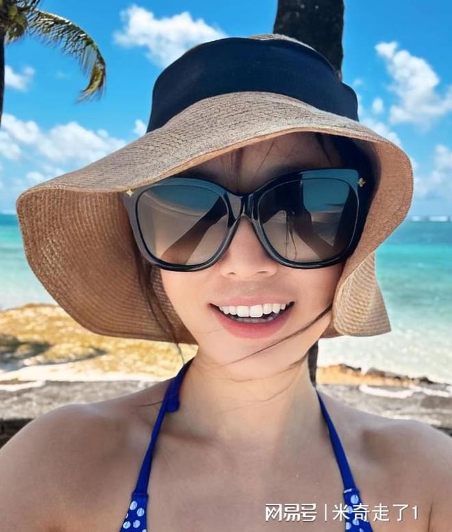 林心如晒泳装惊艳众人身材管理惹人羡慕48岁神颜依旧(图2)
