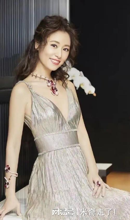 林心如晒泳装惊艳众人身材管理惹人羡慕48岁神颜依旧(图6)