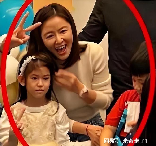 林心如晒泳装惊艳众人身材管理惹人羡慕48岁神颜依旧(图7)