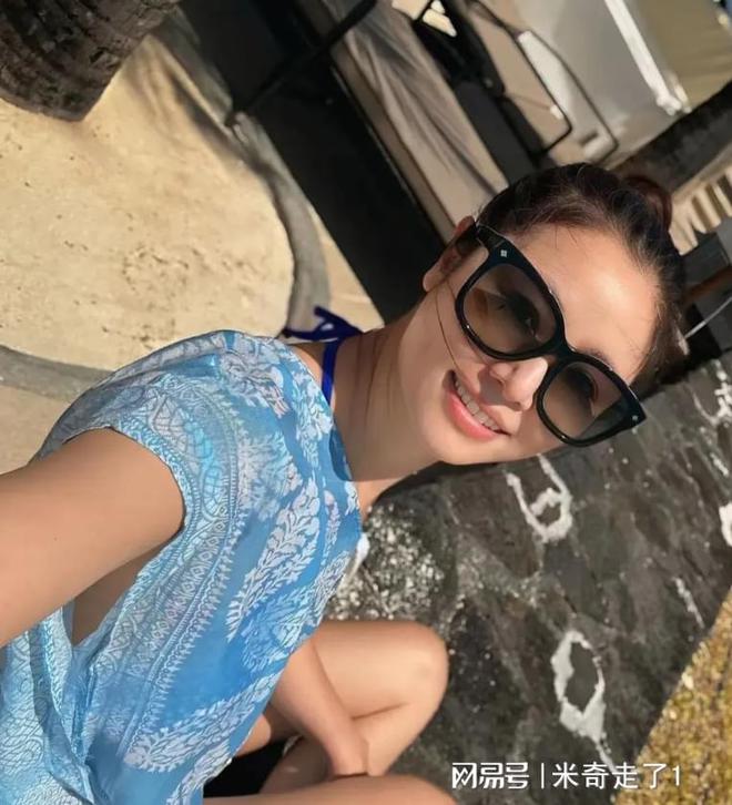 林心如晒泳装惊艳众人身材管理惹人羡慕48岁神颜依旧(图3)