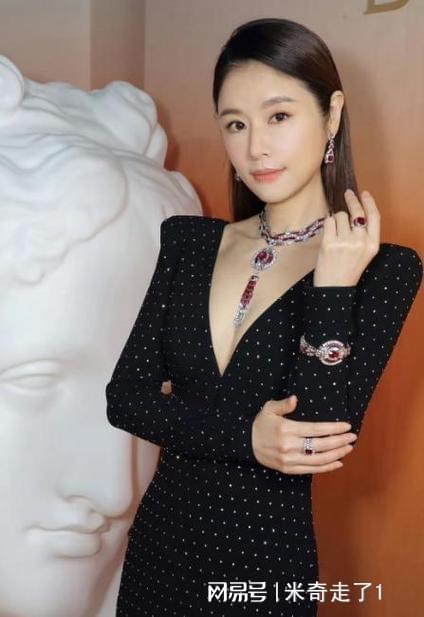 林心如晒泳装惊艳众人身材管理惹人羡慕48岁神颜依旧(图4)