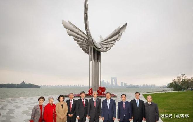 李显龙和夫人参观小米工厂！夫人何晶红大衣很惊艳雷军亲自接待(图7)