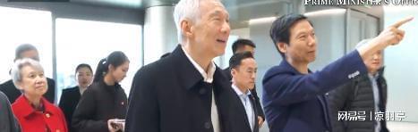 李显龙和夫人参观小米工厂！夫人何晶红大衣很惊艳雷军亲自接待(图5)