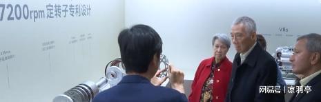 李显龙和夫人参观小米工厂！夫人何晶红大衣很惊艳雷军亲自接待(图4)