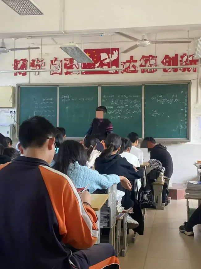 黄冈58岁高三教师宿舍离世 辛勤工作17年终倒下(图1)