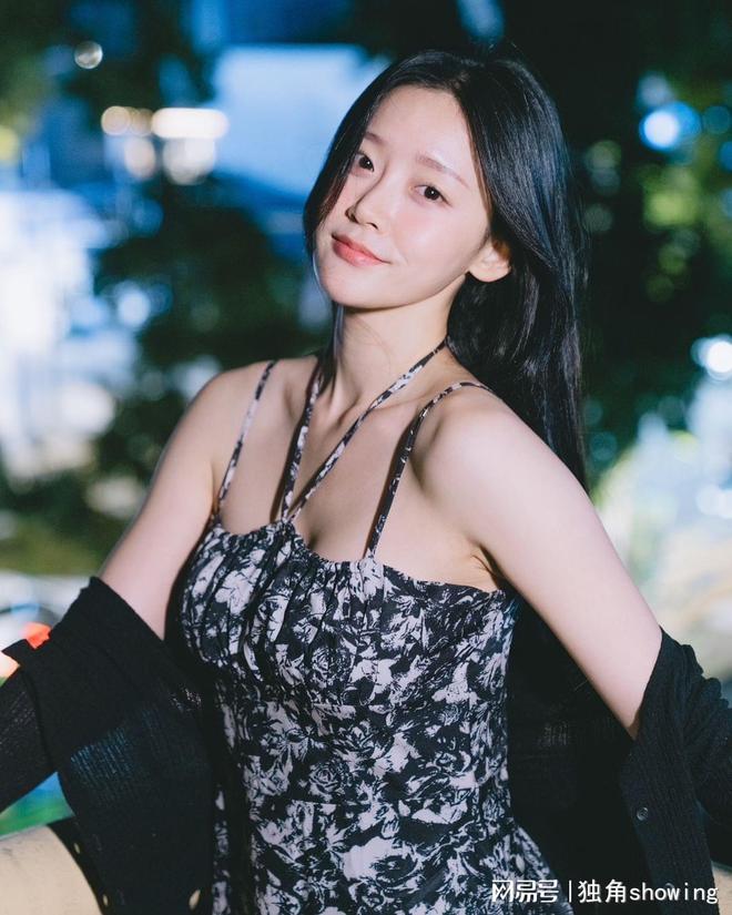 喜欢这种感觉！印花吊带搭配黑色针织小开衫清新优雅大方(图1)