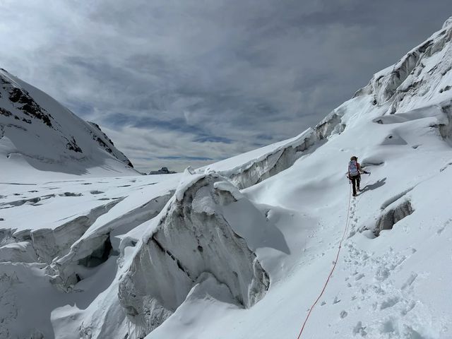 2名女攀登者被困在喜马拉雅山巅3天物资丢失却梦想死在这里