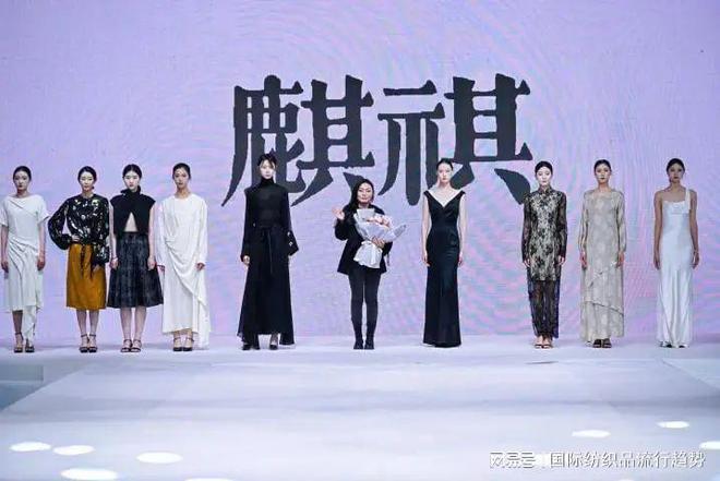 十余场创意时尚秀​掀起2024柯桥秋季国际纺博会时尚热潮！