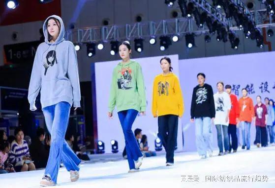 十余场创意时尚秀​掀起2024柯桥秋季国际纺博会时尚热潮！(图4)