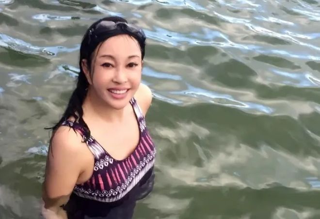 74岁刘晓庆大胆穿泳装风韵犹存素颜状态如出水芙蓉何惧年龄？(图4)