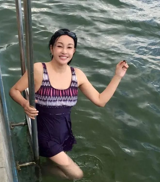 74岁刘晓庆大胆穿泳装风韵犹存素颜状态如出水芙蓉何惧年龄？(图3)