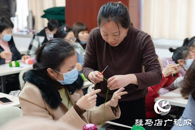 余水云：传承钩编技艺 助力青年就业(图1)