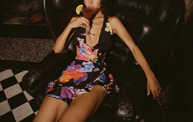 盘点丨13种另类风格！春夏针织女装印花图案流行趋势全解析(图1)