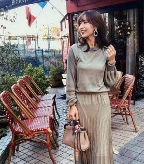 一身浅色系的西服休闲套装穿出你独特的时尚魅力时尚简约大方(图2)
