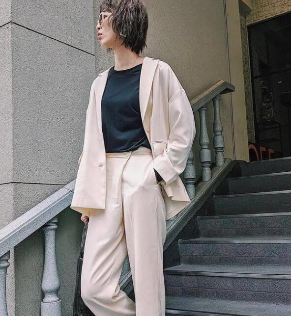 一身浅色系的西服休闲套装穿出你独特的时尚魅力时尚简约大方