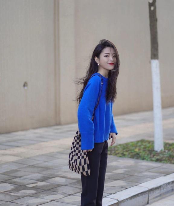 一身浅色系的西服休闲套装穿出你独特的时尚魅力时尚简约大方(图3)