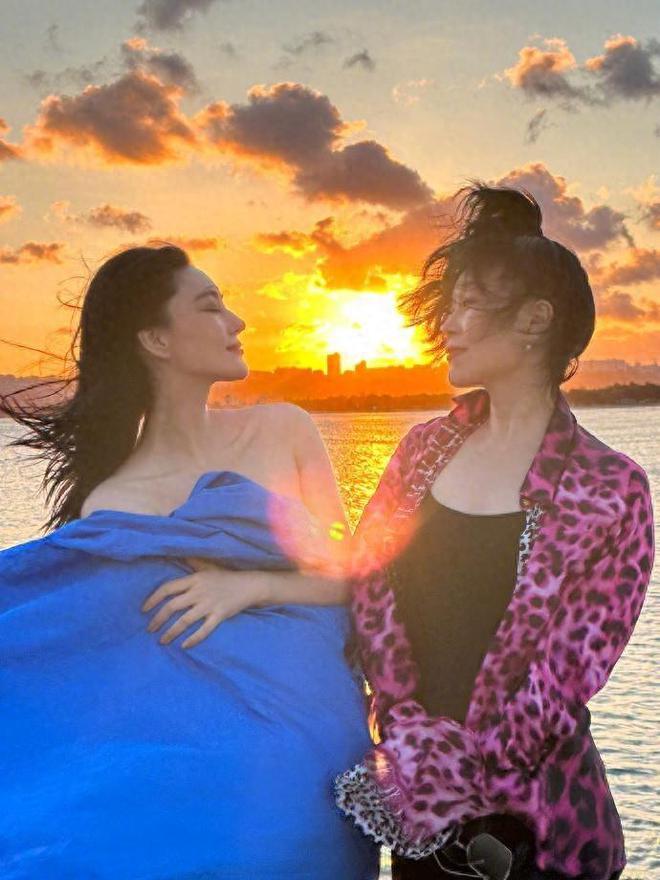 张馨予晒妈妈泳装美照59岁张妈妈丰腰翘臀身材火辣比女儿还美