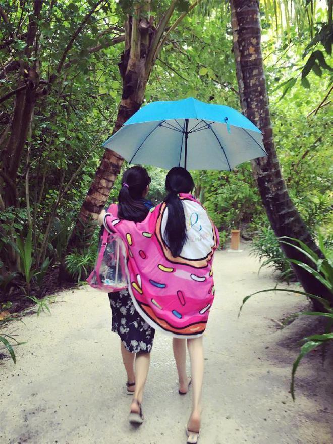 张馨予晒妈妈泳装美照59岁张妈妈丰腰翘臀身材火辣比女儿还美(图4)