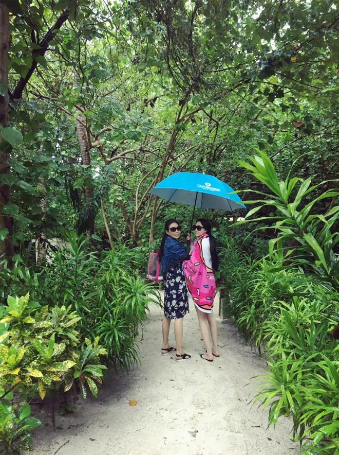张馨予晒妈妈泳装美照59岁张妈妈丰腰翘臀身材火辣比女儿还美(图5)