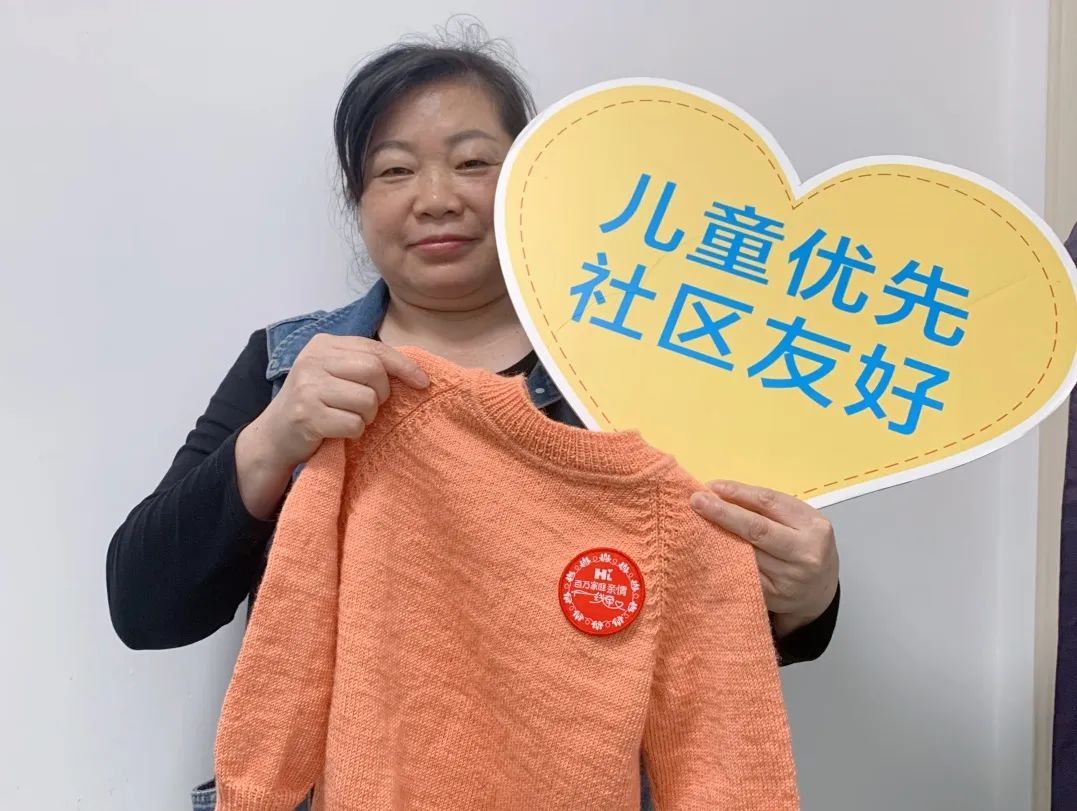 巧手编织爱心针线传递温暖(图2)