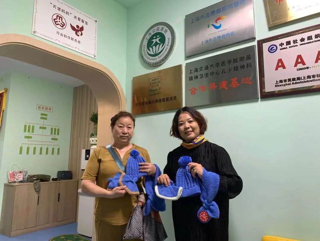 巧手编织爱心针线传递温暖(图3)