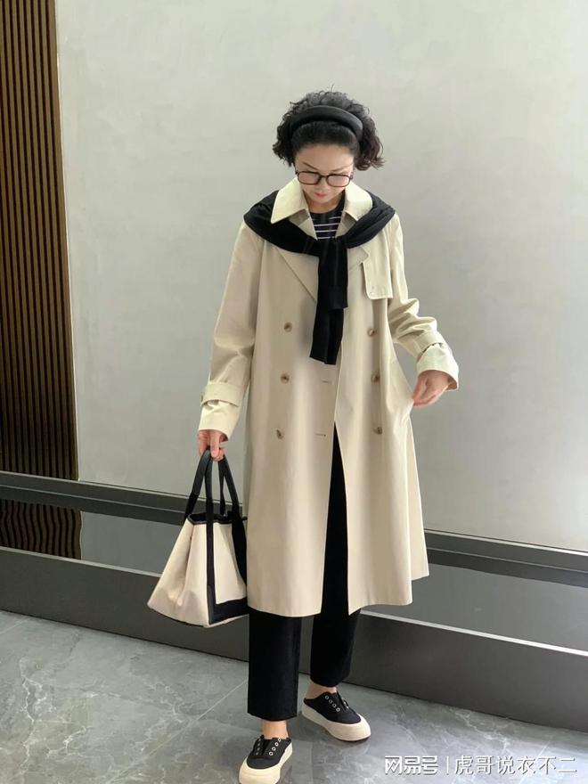 50岁女性秋季色彩搭配指南：卡其色、灰色与黑色的高级优雅(图2)