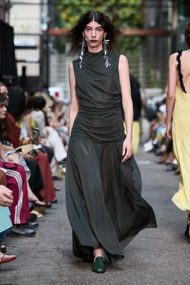 Rachel Comey 2024春夏系列柔和修身时尚短裤(图2)