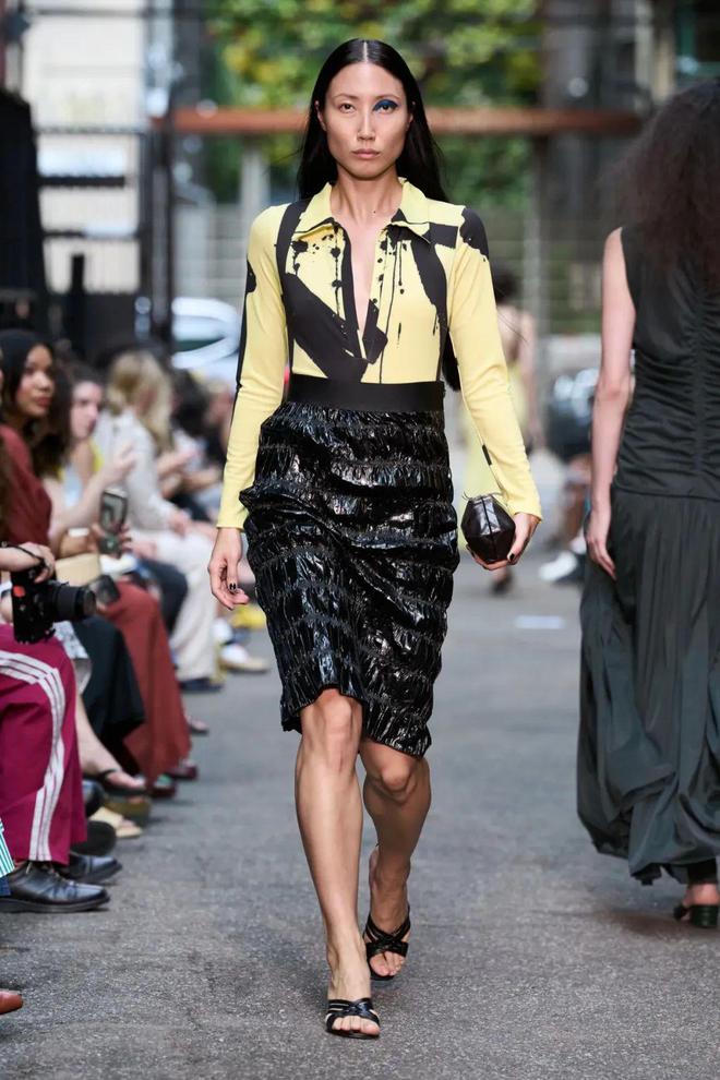 Rachel Comey 2024春夏系列柔和修身时尚短裤(图3)