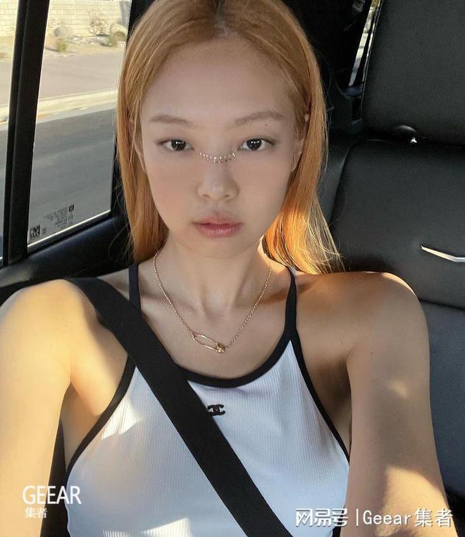 CHANEL经典黑白复古泳衣已在时尚博主的Ins洗版！(图3)