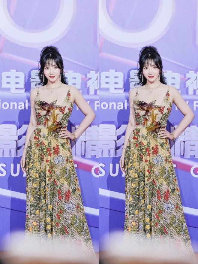 柳岩的身材没浪费穿印花的吊带裙曲线很美一点也不显老气