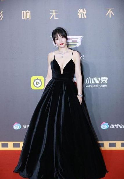 柳岩的身材没浪费穿印花的吊带裙曲线很美一点也不显老气(图4)