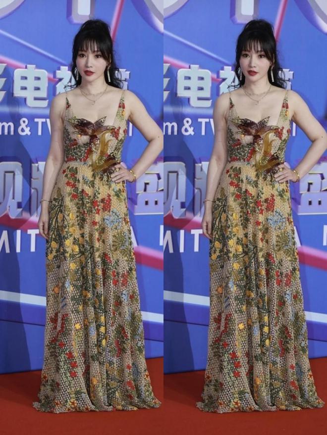 柳岩的身材没浪费穿印花的吊带裙曲线很美一点也不显老气(图3)