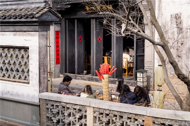 来濮院时尚古镇看“当代濮院”展览感受艺术DNA在跳动(图2)