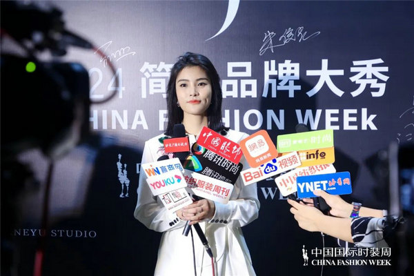 JANEYU简余2024春夏系列发布 以光为媒探索女性内在力量