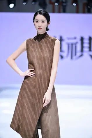 十余场主题发布 掀起纺博会时尚热潮！2024柯桥秋季国际纺博会创意时尚秀精彩绽放(图2)