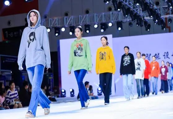 十余场主题发布 掀起纺博会时尚热潮！2024柯桥秋季国际纺博会创意时尚秀精彩绽放(图4)