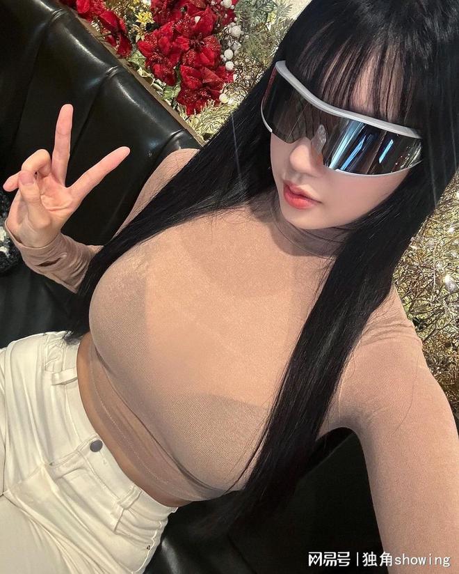绝美搭配！米色紧身针织衫与白色长裤完美结合！(图1)