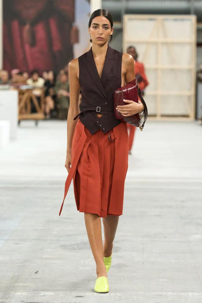 Tods 2024春夏系列腰包的搭配亮点(图16)
