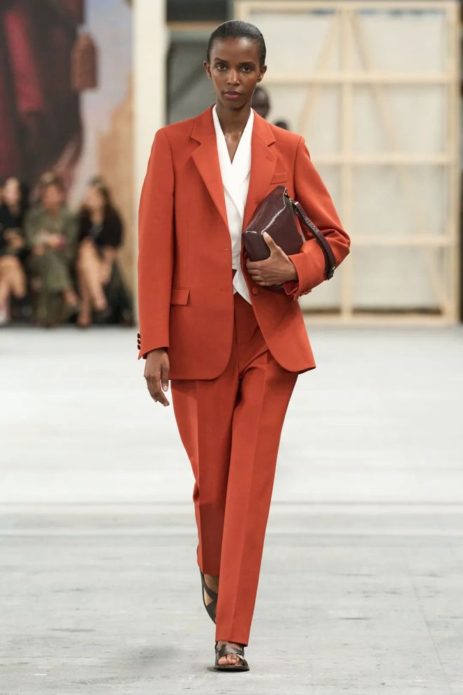 Tods 2024春夏系列腰包的搭配亮点(图17)